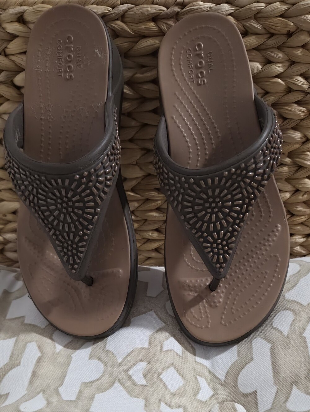Crocs 6 Textured Brown Thong Sandals - Picture 5 of 6